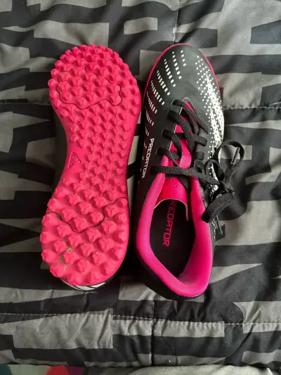 Zapatillas de fútbol Adidas Predator negra y rosa - miniatura 2