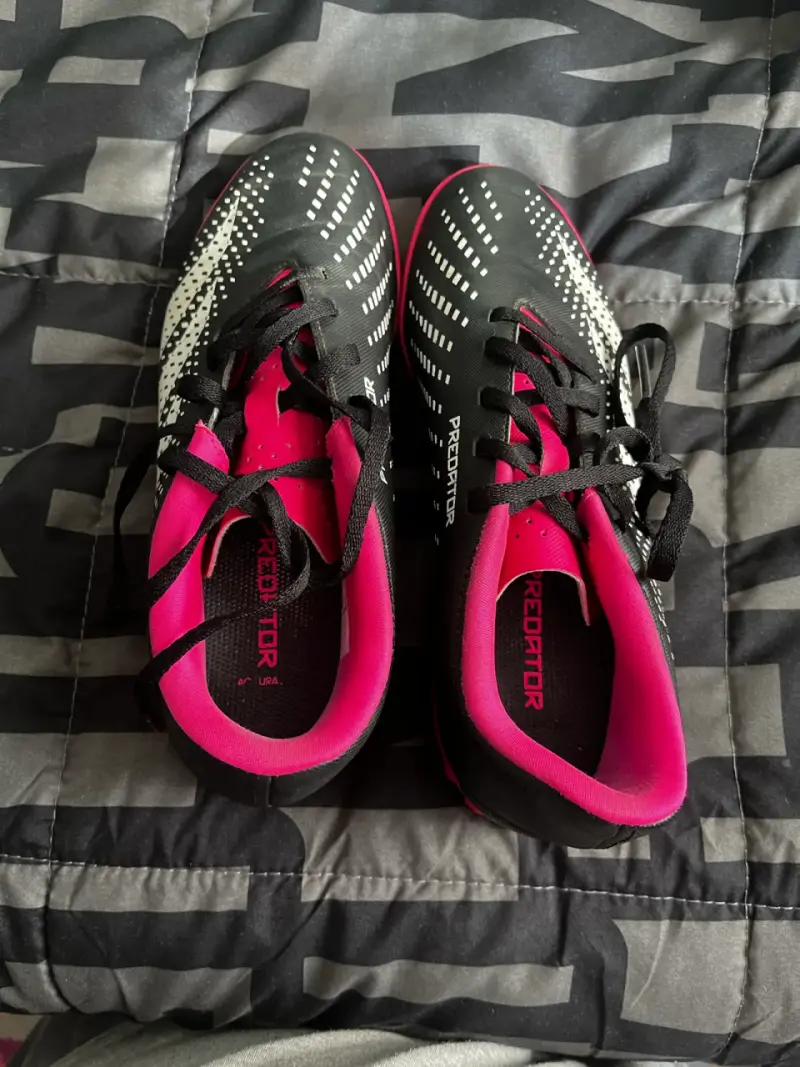 Zapatillas de fútbol Adidas Predator negra y rosa - 3