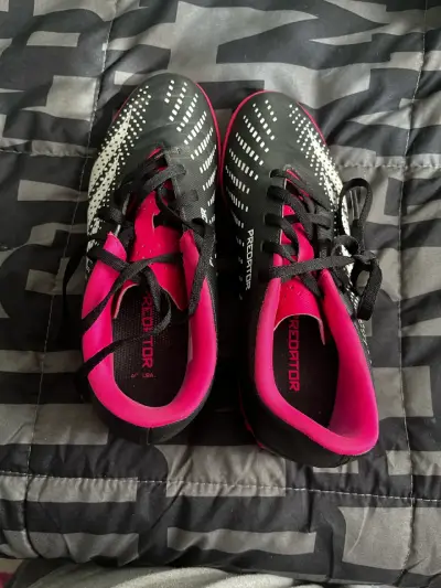 Zapatillas de fútbol Adidas Predator negra y rosa - miniatura 3