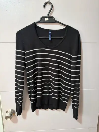 Suéter de rayas azul y blanco para mujer - miniatura 1