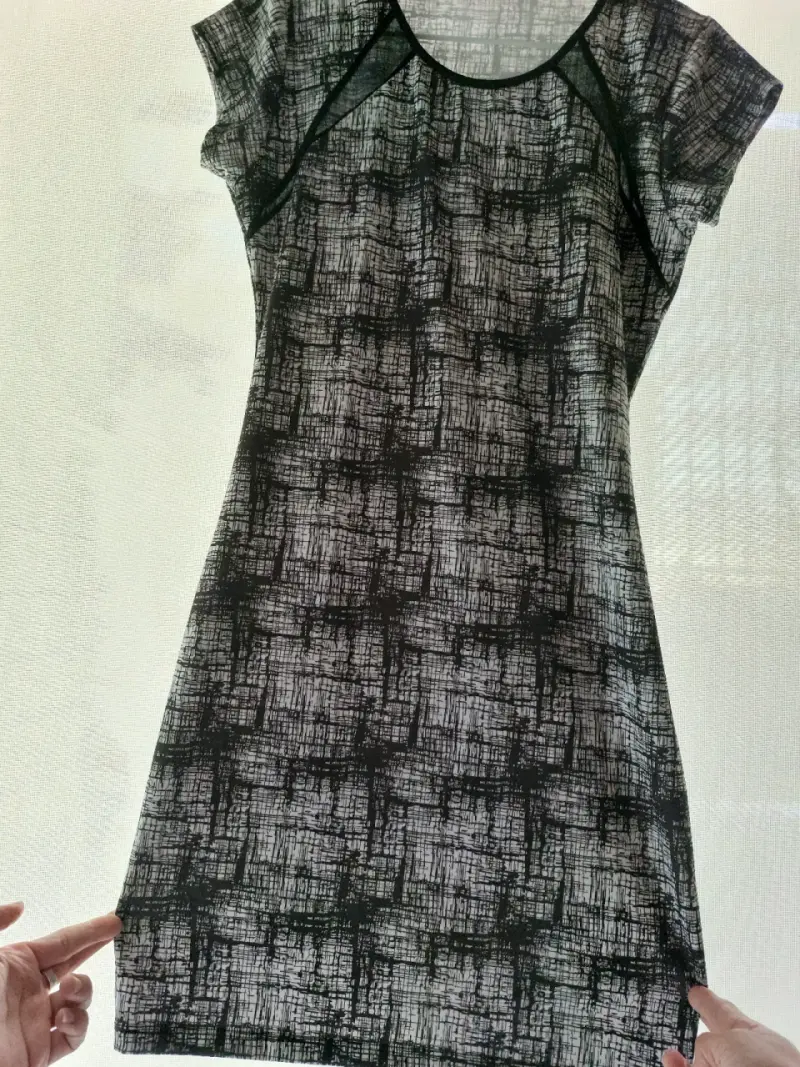 Vestido corto estampado en blanco y negro - 1
