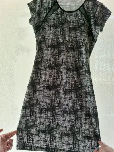 Vestido corto estampado en blanco y negro - miniatura 1