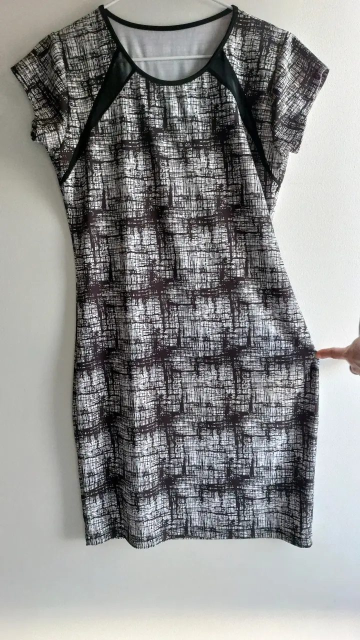 Vestido corto estampado en blanco y negro - 2