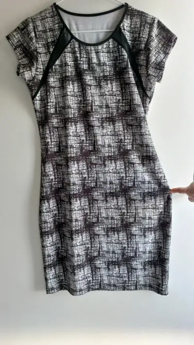 Vestido corto estampado en blanco y negro - miniatura 2