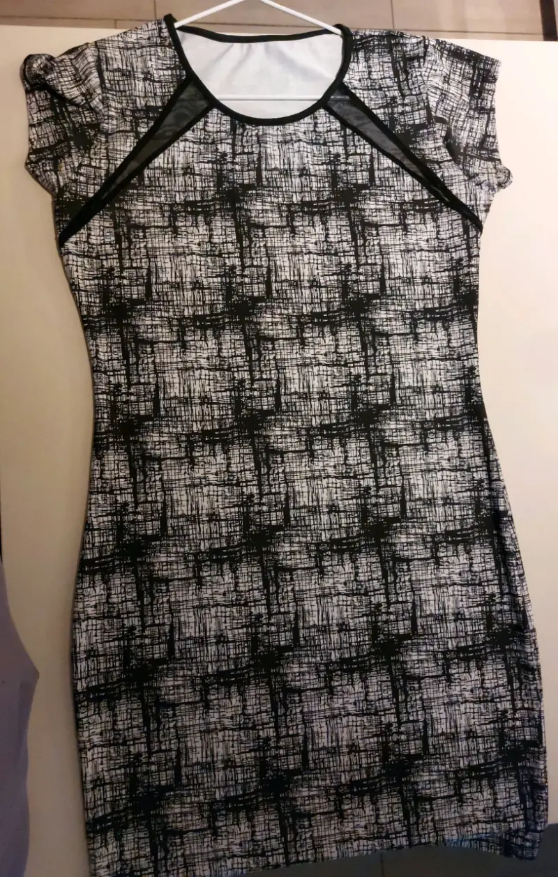 Vestido corto estampado en blanco y negro - 3