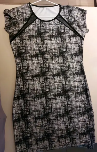 Vestido corto estampado en blanco y negro - miniatura 3