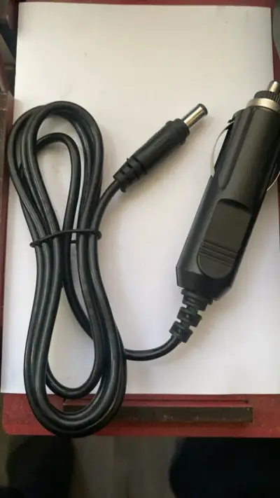 Cargador de auto para dispositivos electrónicos - miniatura 1