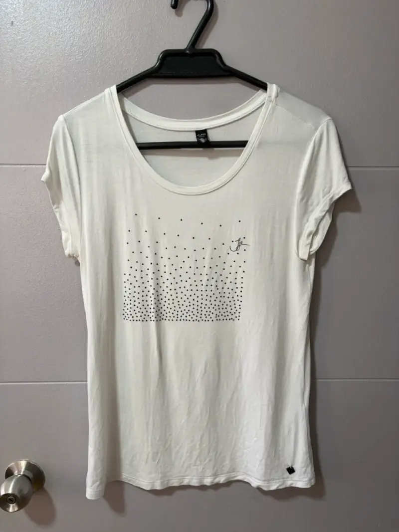 Polera blanca con diseño de puntos - 1
