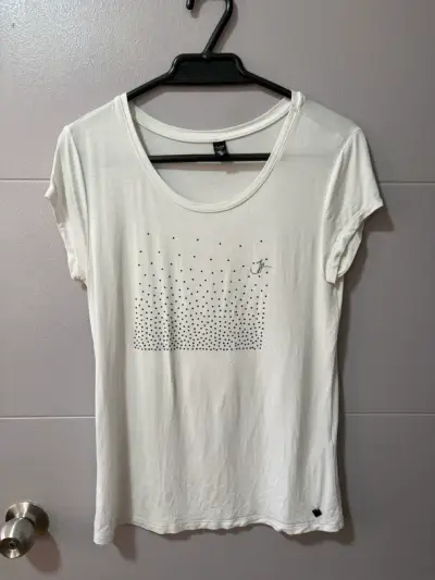 Polera blanca con diseño de puntos - miniatura 1
