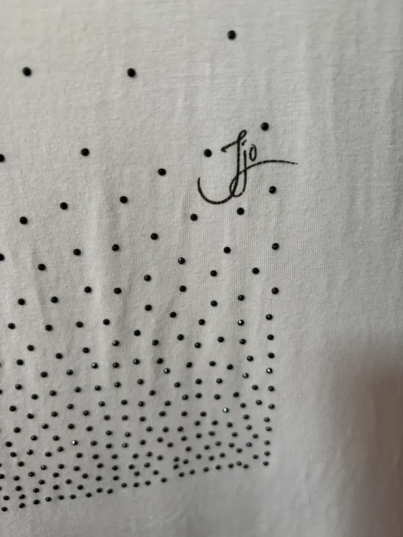 Polera blanca con diseño de puntos - 2