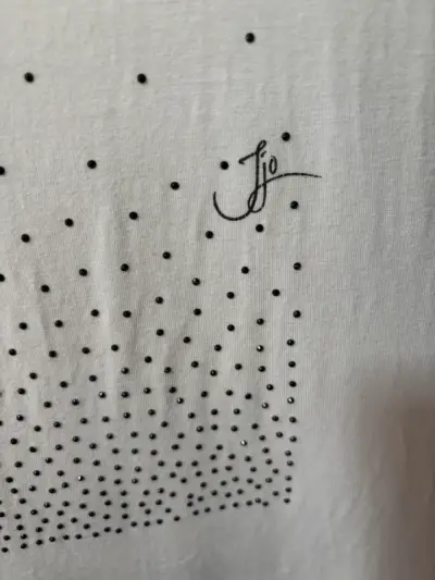 Polera blanca con diseño de puntos - miniatura 2
