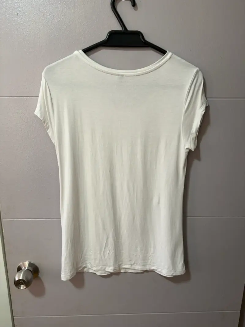 Polera blanca con diseño de puntos - 4