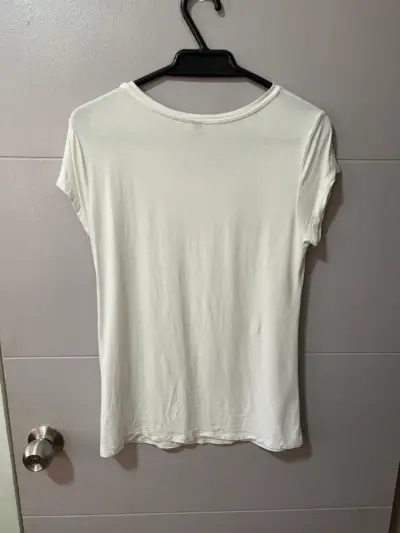 Polera blanca con diseño de puntos - miniatura 4