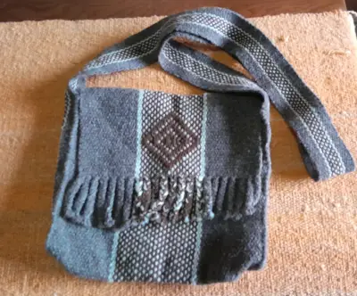 Bolso artesanal de lana con diseño étnico - miniatura 1