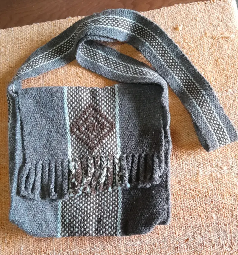 Bolso artesanal de lana con diseño étnico - 2