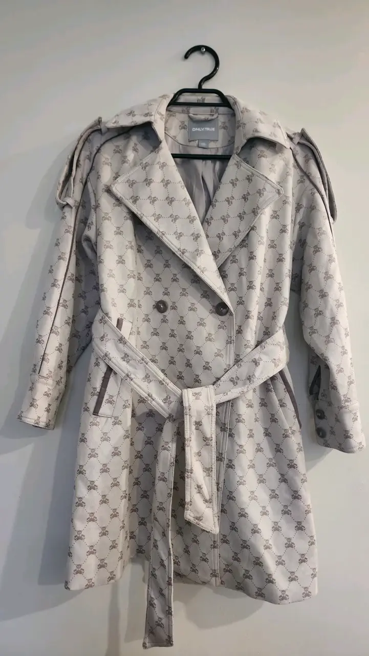 Abrigo trench beige con diseño Only True
