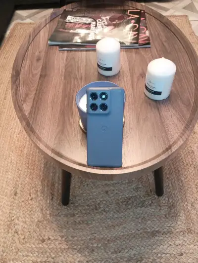 Smartphone con triple cámara trasera - miniatura 1