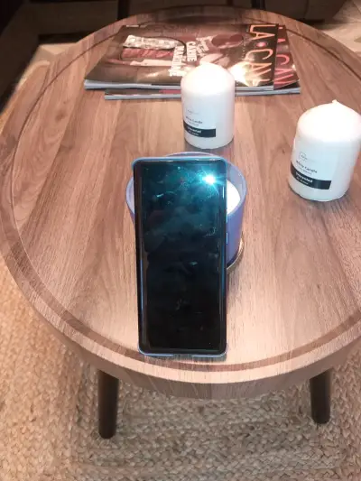 Smartphone con triple cámara trasera - miniatura 2