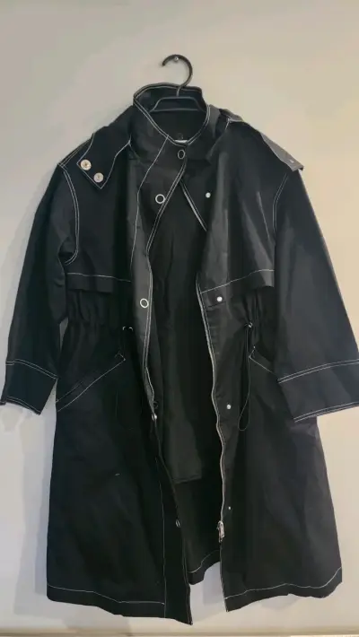 Abrigo negro con costuras blancas para mujer - miniatura 1