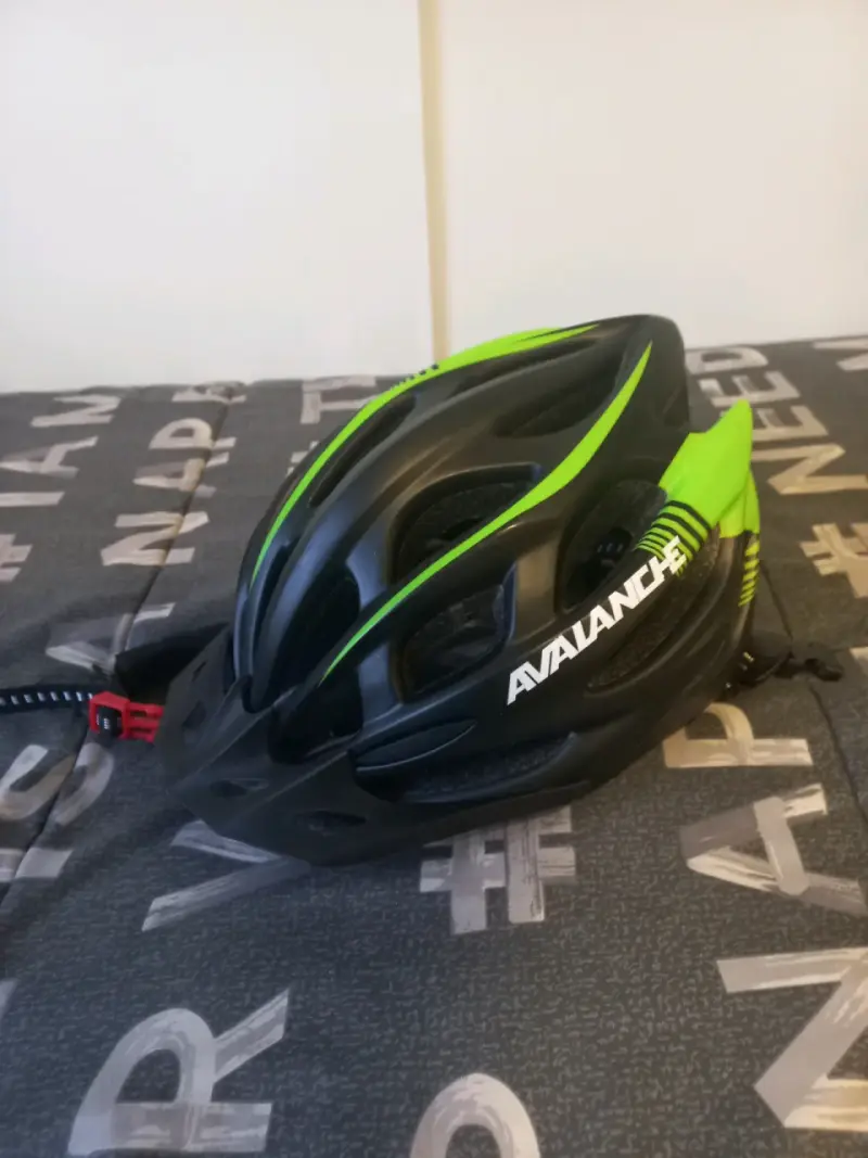 Casco de ciclismo negro y verde Avalanche - 1