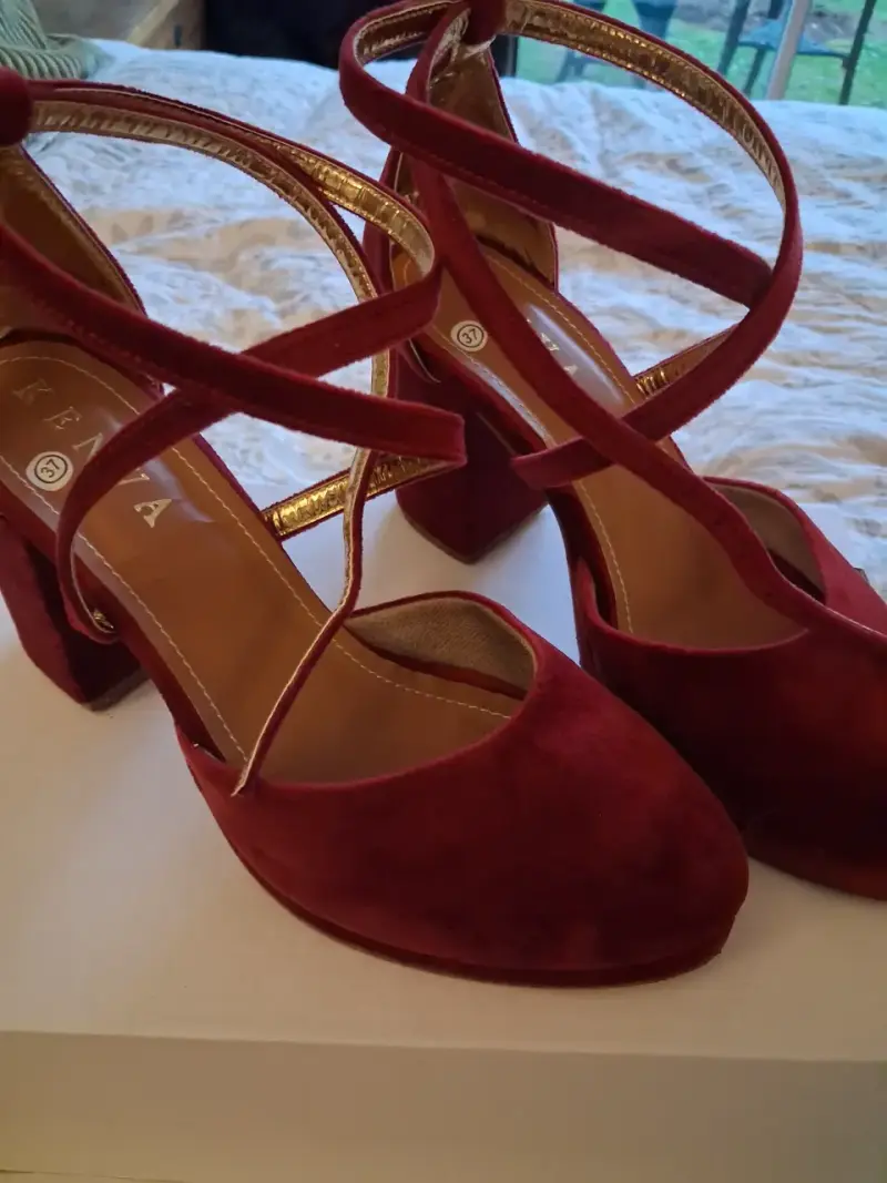 Zapatos de tacón rojo con tiras cruzadas