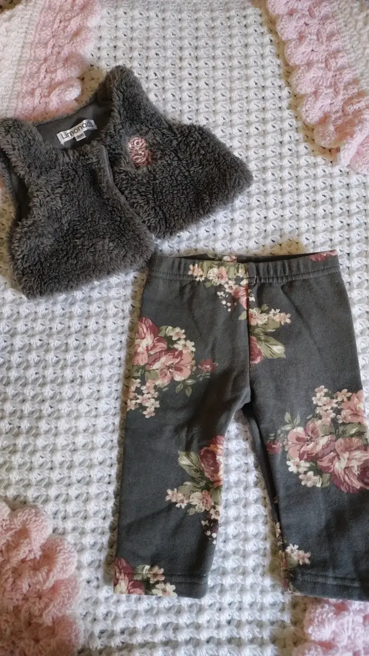 Conjunto de bebé Limónada con chaleco y pantalones florales - 1