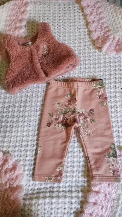 Conjunto de bebé Limónada con chaleco y pantalones florales - miniatura 2