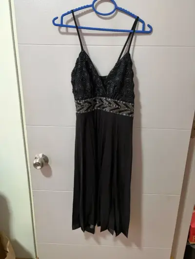 Vestido de noche negro con detalles bordados - miniatura 1
