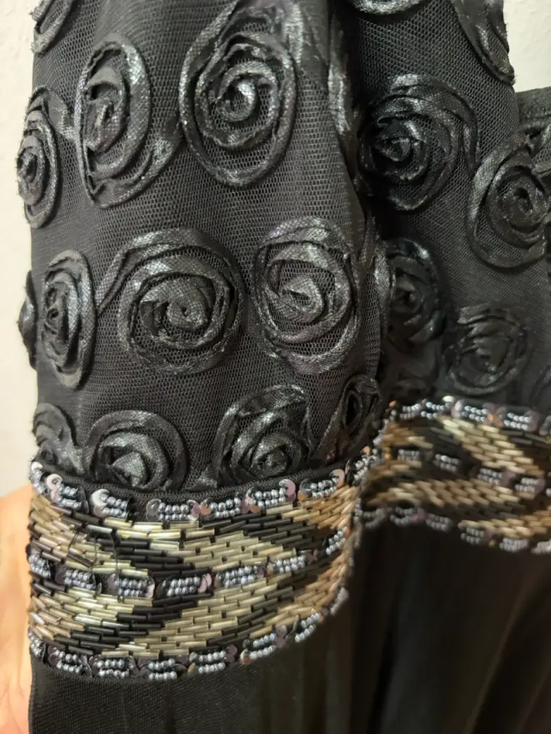 Vestido de noche negro con detalles bordados - 2