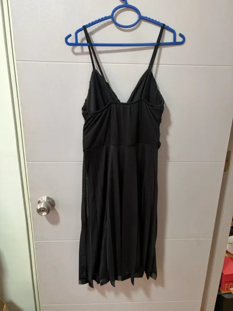 Vestido de noche negro con detalles bordados - 3