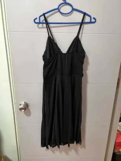 Vestido de noche negro con detalles bordados - miniatura 3