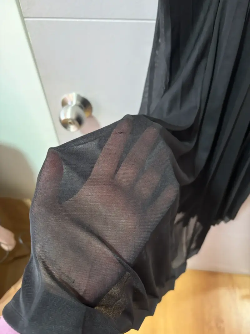 Vestido de noche negro con detalles bordados - 4