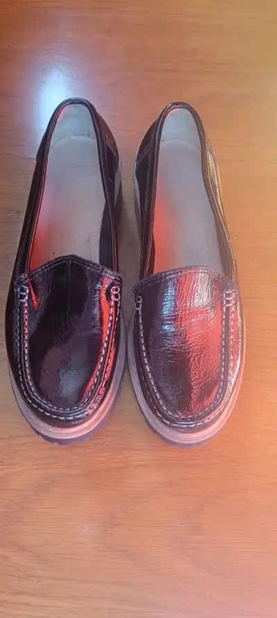 Zapatos mocasines de charol negro para mujer - miniatura 2
