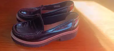 Zapatos mocasines de charol negro para mujer - miniatura 3