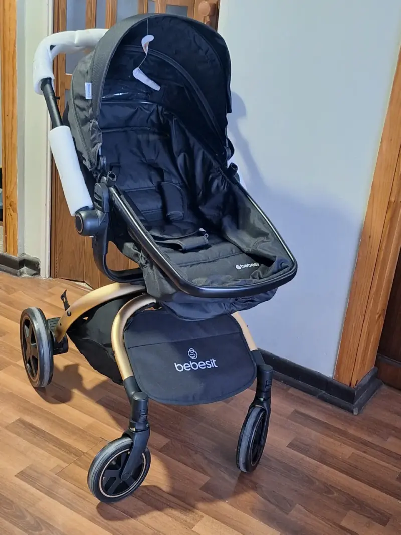 Coche de bebé Bebesit negro con estructura dorada - 1