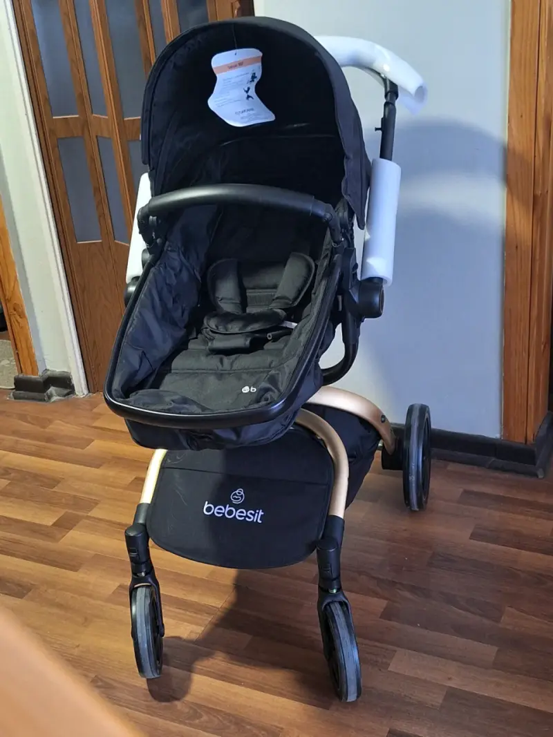 Coche de bebé Bebesit negro con estructura dorada - 3