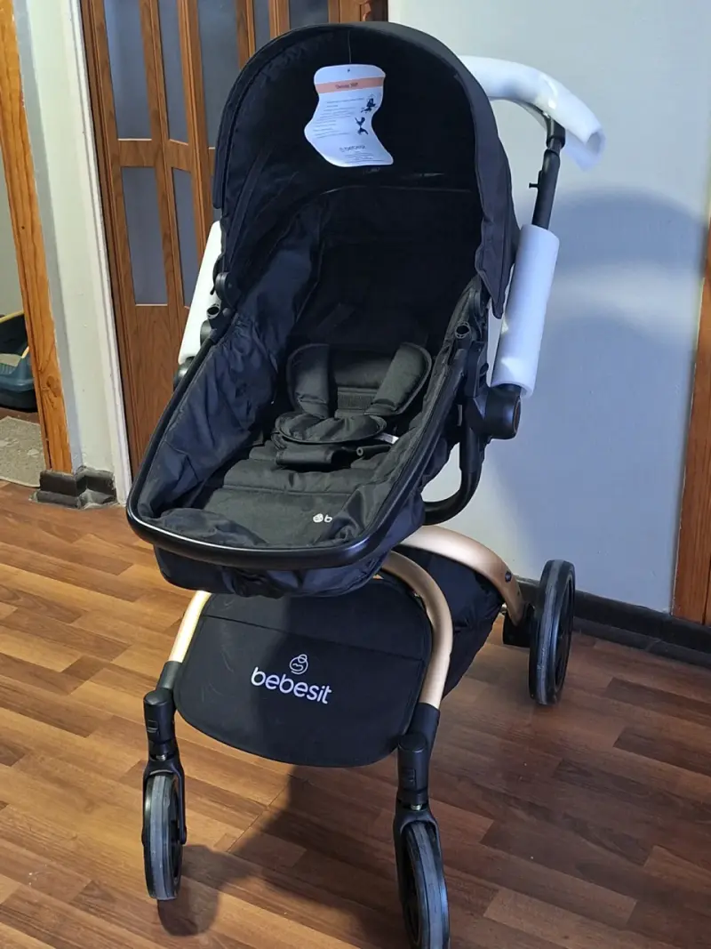 Coche de bebé Bebesit negro con estructura dorada - 4