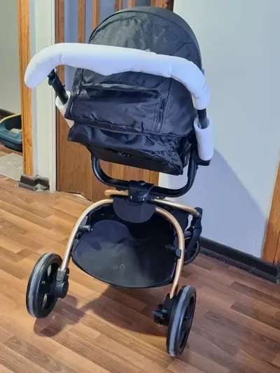 Coche de bebé Bebesit  negro con estructura dorada - miniatura 5
