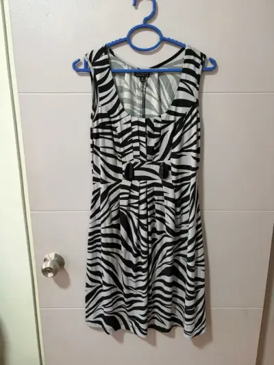 Vestido de mujer estampado cebra gris y negro - miniatura 1