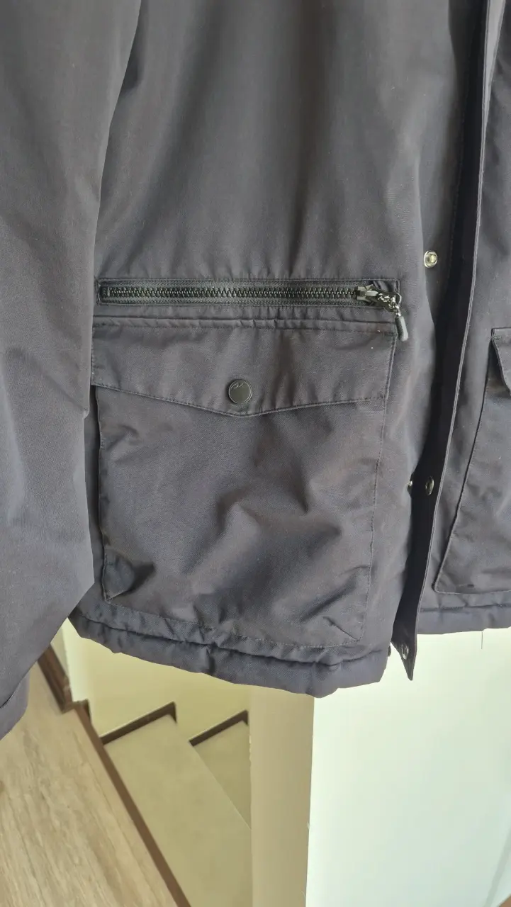 Chaqueta negra con capucha para hombre - 2