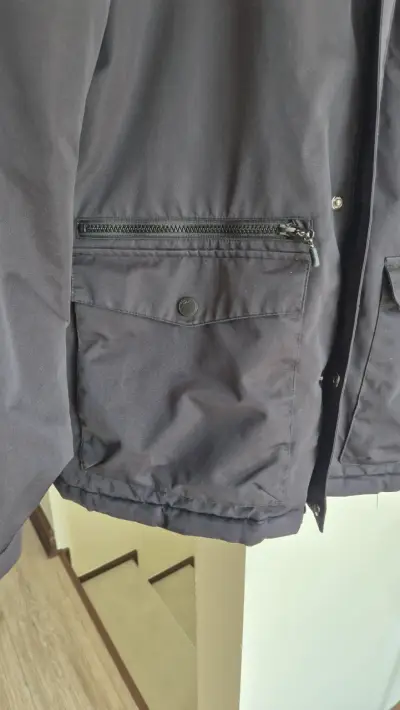 Chaqueta negra con capucha para hombre - miniatura 2