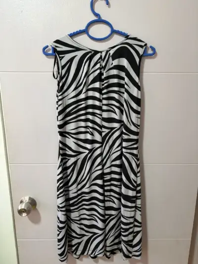 Vestido de mujer estampado cebra gris y negro - miniatura 4