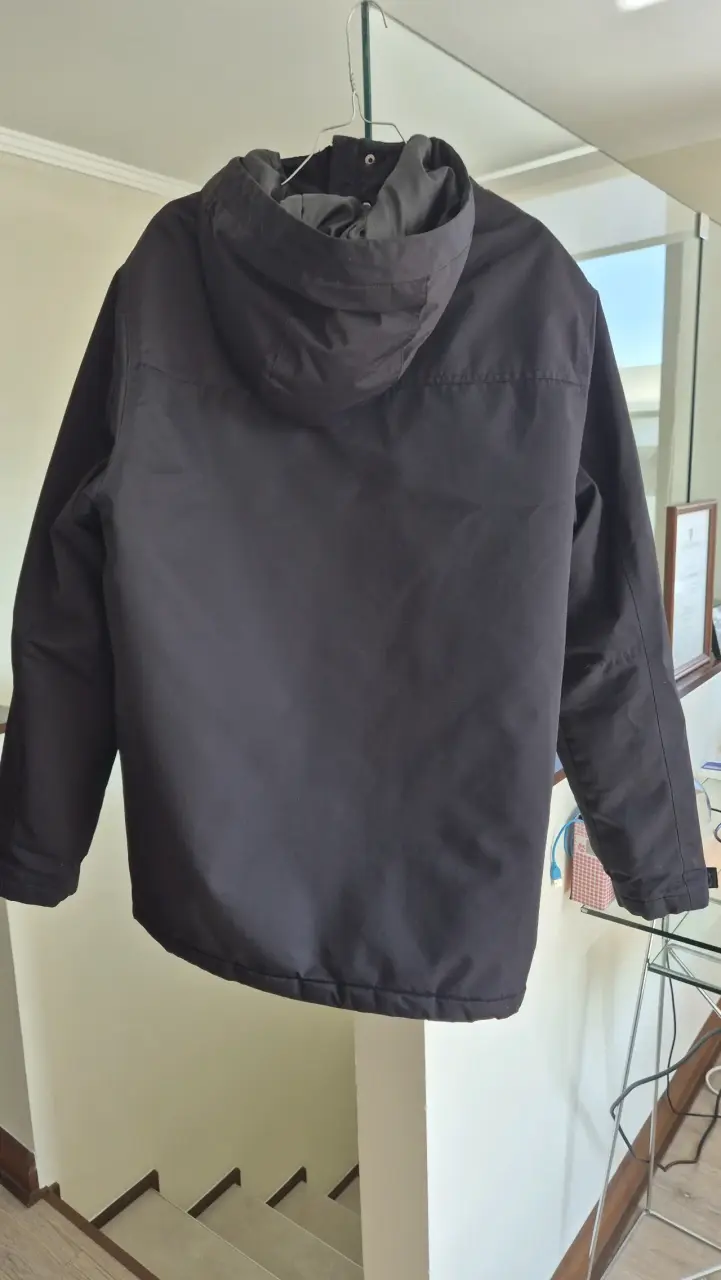 Chaqueta negra con capucha para hombre - 3