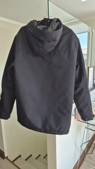Chaqueta negra con capucha para hombre - miniatura 3