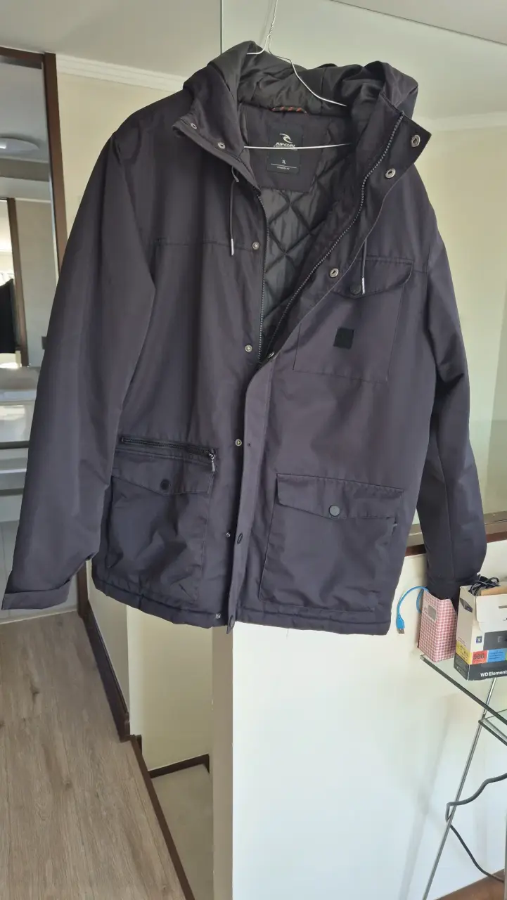 Chaqueta negra con capucha para hombre - 4