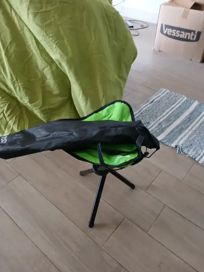 Silla plegable de camping verde compacta - miniatura 1