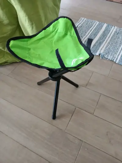 Silla plegable de camping verde compacta - miniatura 3