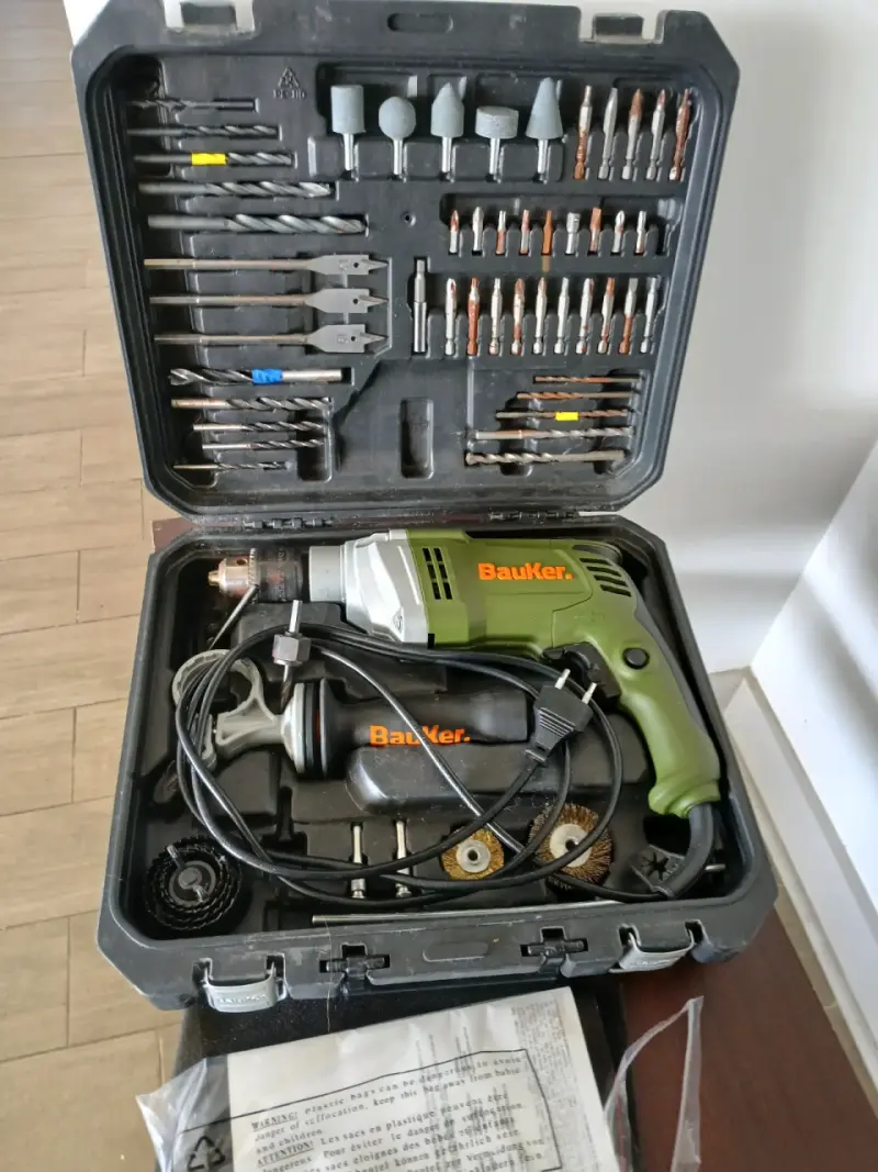 Taladro percutor Bauker con set de brocas - 2
