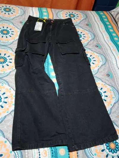 Pantalones cargo negros con bolsillos - miniatura 1