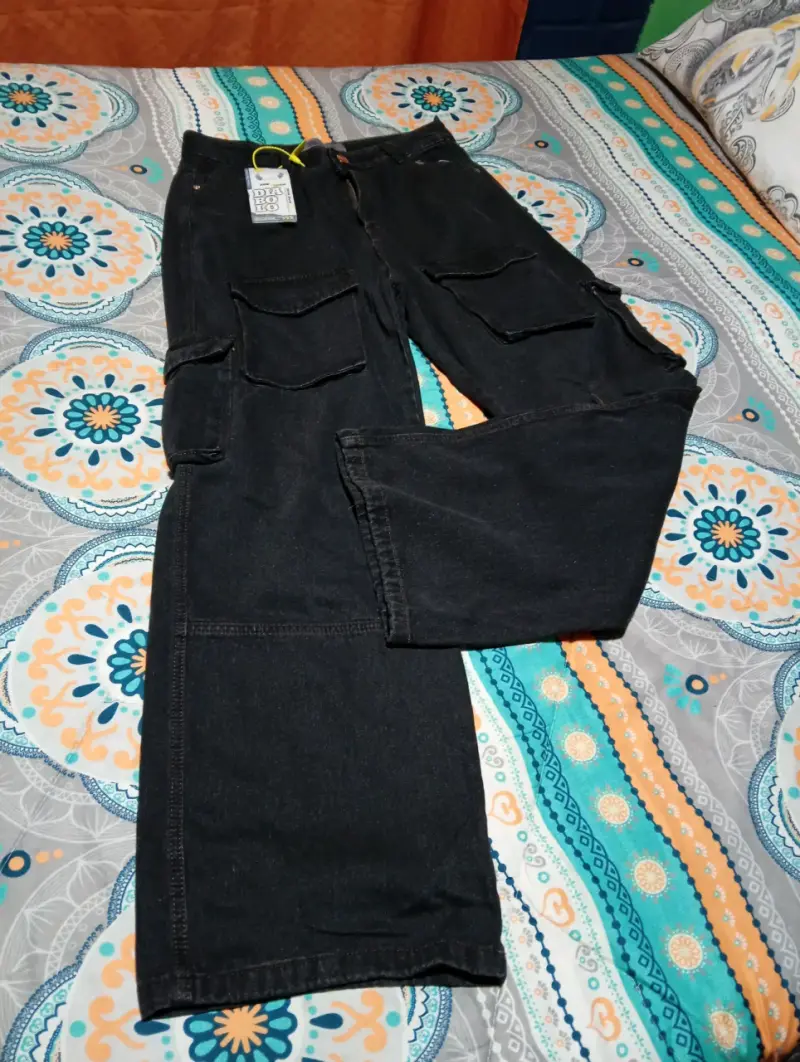 Pantalones cargo negros con bolsillos - 2